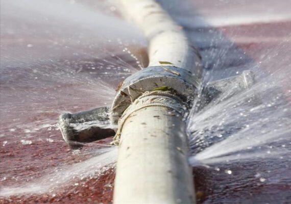 Rò rỉ đường ống nước lâu dài có thể gây tốn kém chi phí điện nước rất nhiều 