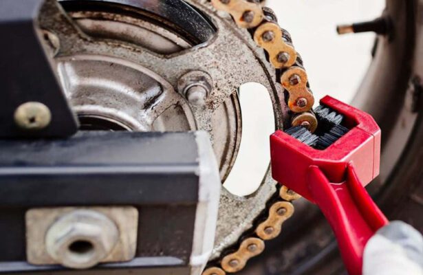 Sên xe máy bị rỉ sét và khô dầu khi không bảo dưỡng sên xe thường xuyên 