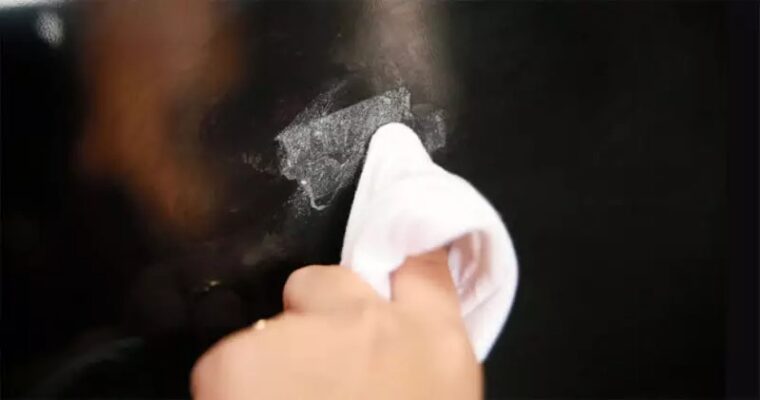nên sử dụng chất tẩy keo chuyên dụng để tẩy keo hiệu quả thay vì chỉ dùng khăn lau với nước bình thường 