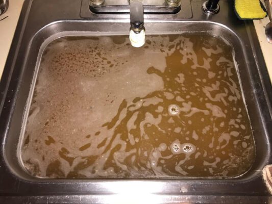 Bồn rửa bát bị tắc nghẽn gây ra nhiều hệ lụy xấu cho cả nhà nếu không thông tắc bồn rửa bát thường xuyên 