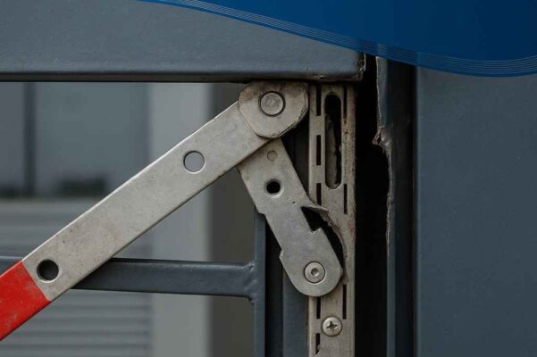 Bản lề cửa sắt bị gãy hoặc cong vênh cũng là nguyên nhân khiến cho cửa sắt bị kêu cót két
