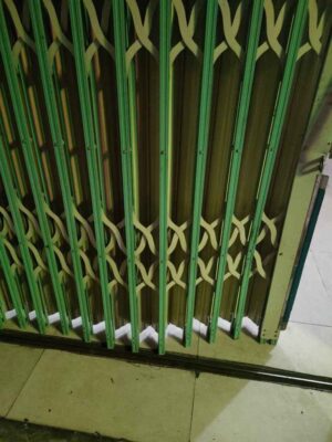 Cửa sắt bị lệch ray cũng là một nguyên nhân quan trọng khiến cho cửa sắt bị kêu cót két 