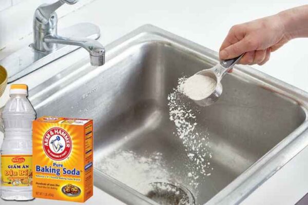 Dùng hỗn hợp baking soda và giấm ăn để thông tắc bồn rửa bát là một giải pháp tiện lợi và hiệu quả