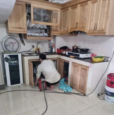 Dùng máy hút bụi để thông tắc bồn rửa bát 