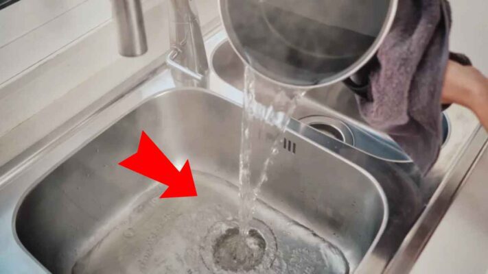 Dùng nước sôi để thông tắc bồn rửa bát là một giải pháp nhanh gọn 