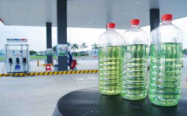 Dùng xăng để tẩy sơn trên nền nhà cần phải hết sức cẩn thận
