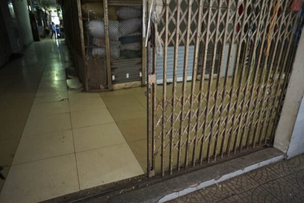 Rỉ sét là nguyên nhân phổ biến gây ra hiện tượng cửa sắt bị kêu cọt kẹt
