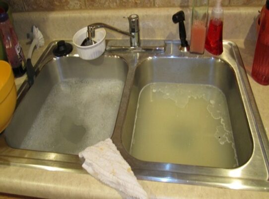 Bồn rửa bát bị tắc nghẽn có thể xuất phát từ nhiều nguyên nhân khác nhau 