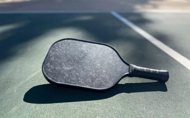Không vệ sinh vợt Pickleball thường xuyên thì sẽ bị dơ bẩn ảnh hưởng đến hiệu suất đánh và nhiều vấn đề khác 