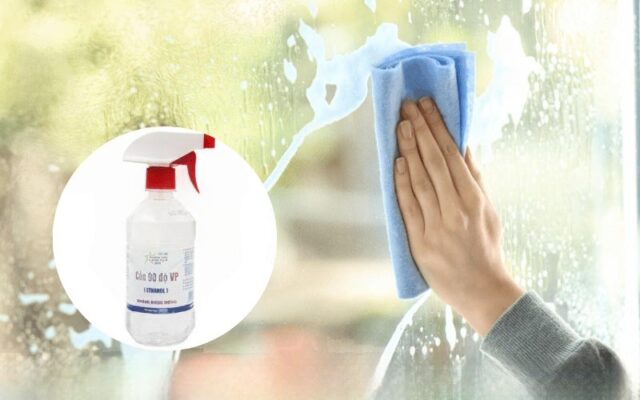 Làm sạch keo dán trên kính bằng cồn là một cách dễ dàng 