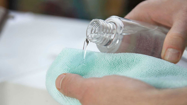 Sử dụng cồn isopropyl để tẩy sơn trên nền nhà là một cách hữu hiệu 