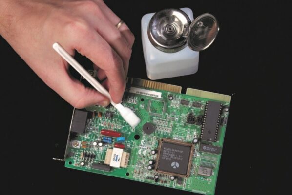 Sử dụng cồn Isopropyl để vệ sinh bo mạch điện tử là một giải pháp an toàn 