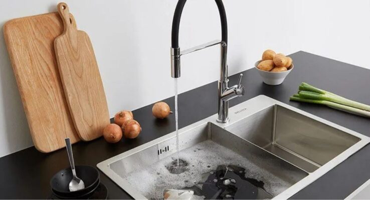 Thoát nước chậm là một dấu hiệu phổ biến nhất cho thấy bồn rửa bát bị tắc nghẽn 