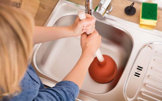 Thông tắc bồn rửa bát bằng pittong cao su chuyên dụng sẽ đạt hiệu quả cao 