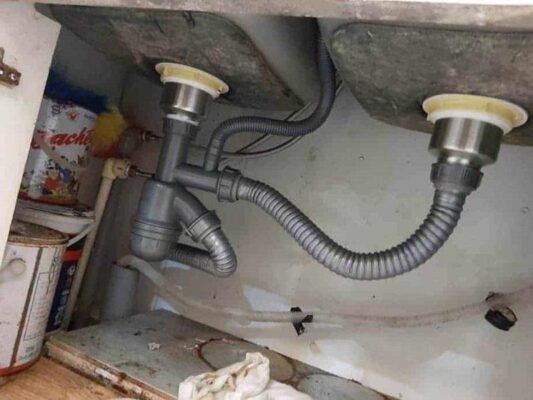Thông tắc bồn rửa bát bằng việc vệ sinh ống siphon là một giải pháp triệt để nhất