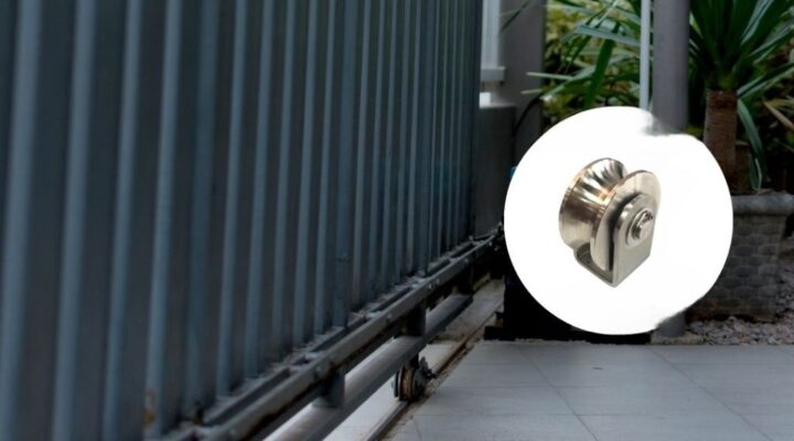 Cần phải vệ sinh ray trượt và bánh xe cửa sắt để khắc phục tình trạng cửa sắt bị kêu cót két 
