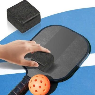 Vệ sinh vợt Pickleball bằng cục tẩy chuyên dụng sẽ mang đến hiệu quả cao 
