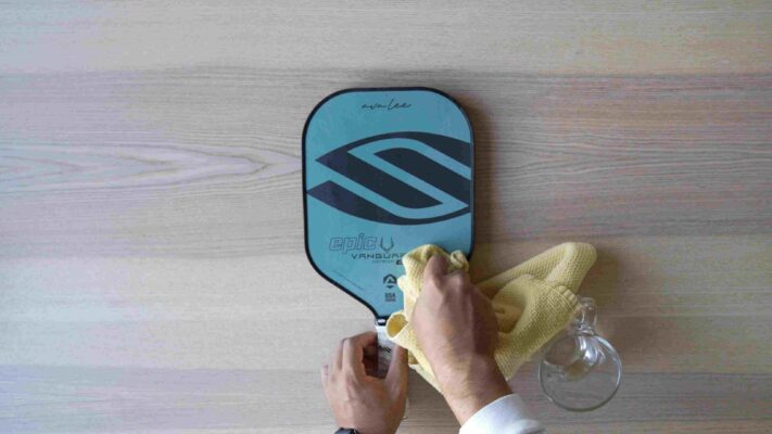 Vệ sinh vợt Pickleball bằng xà phòng và nước ấm thì cần cân chỉnh điều lượng để không làm ảnh hưởng đến chất liệu vợt 