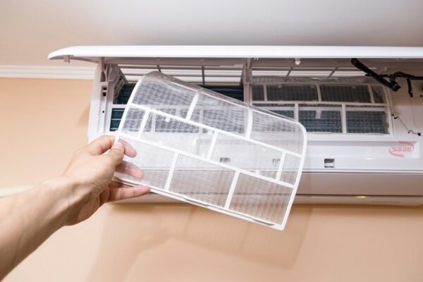Việc đầu tiên cho vệ sinh điều hòa tại nhà là vệ sinh lưới loc và vỏ máy 