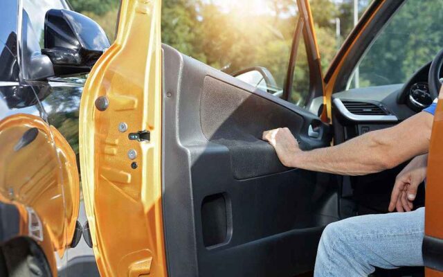 Cửa xe ô tô đóng không êm xuất phát từ bản lề là nguyên nhân phổ biến 