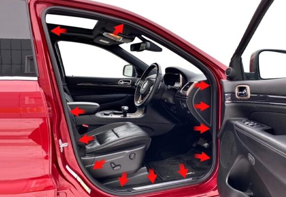 Gioăng cao su của xe bị khô cứng và bám dính bụi bẩn cũng là một nguyên nhân khiến cửa kêu to và không êm 