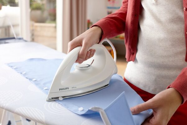 Tẩy kẹo cao su dính trên quần áo bằng bàn là cần phải cẩn thận kỹ lưỡng 
