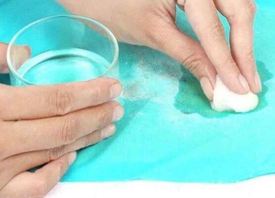 Sử dụng cồn để tẩy kẹo cao su dính trên quần áo cần phải cẩn thận đối với những loại vải yếu dễ bay màu 