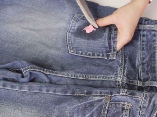 Tẩy kẹo cao su dính trên quần áo bằng dầu dừa cần phải giặt sạch nhanh gọn ngay sau đó 