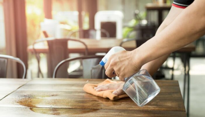 Dùng cồn lau chùi phần nấm mốc chớm nở là cách bảo quản đồ không bị mốc hiệu quả 