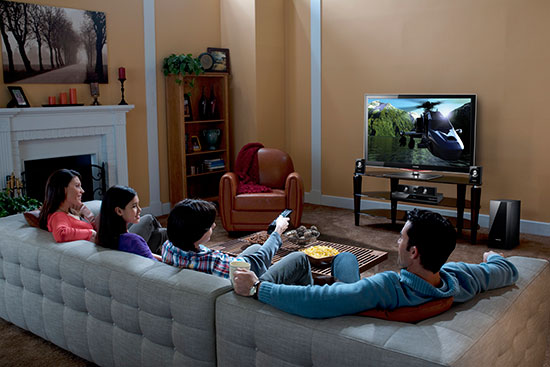 Không đặt thiết bị điện tử như TV sát tường là cách để bảo quản đồ điện tử khỏi ẩm mốc hiệu quả 