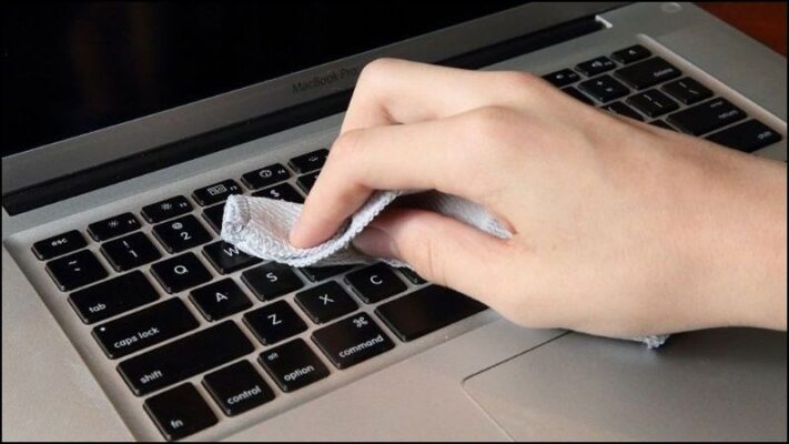 Luôn lau chùi laptop cẩn thận bằng khăn mềm microfiber là cách bảo quản đồ điện tử tốt nhất 