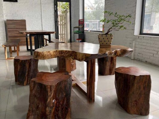 Tránh để đồ gỗ ở nơi ẩm ướt là kiến thức cơ bản về cách bảo quản đồ gỗ không bị mốc 