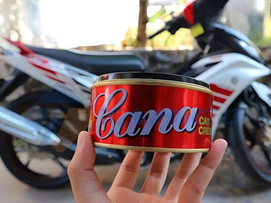 Dùng Cana để tẩy vết trầy xước trên xe máy là cách phổ biến được nhiều người tin dùng 