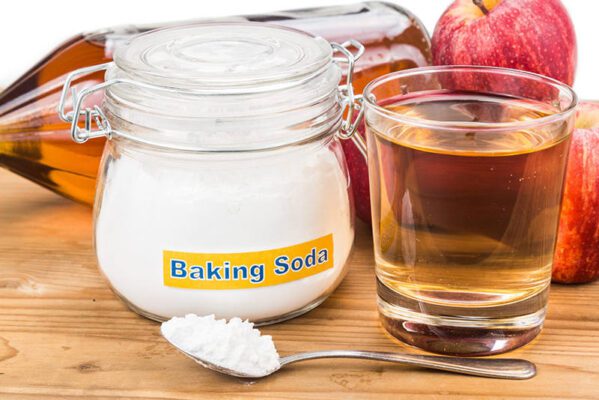 Dùng hỗn hợp giấm và baking soda để tẩy nền gạch bị ố vàng là cách dễ làm ngay tại nhà