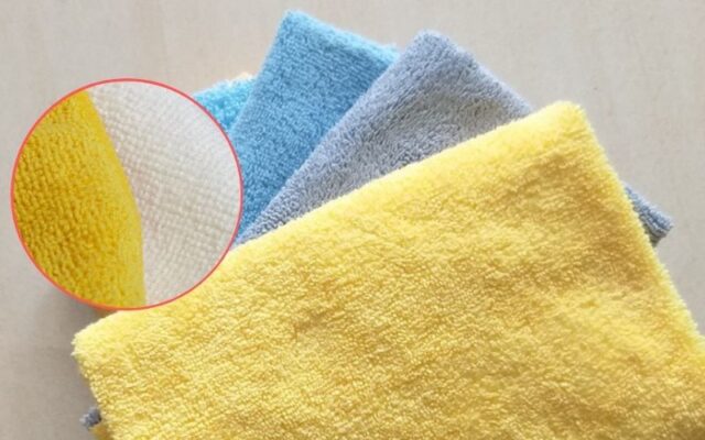 Tuyệt đối phải dùng khăn microfiber để bảo vệ bề mặt kính tránh trầy xước trong cách bảo quản cửa kính cường lực
