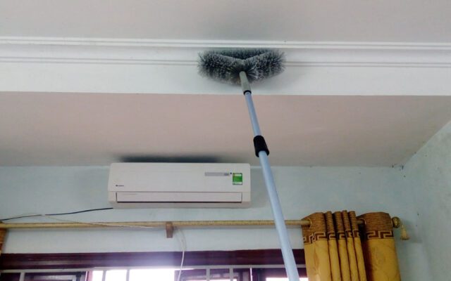 Chổi quét mạng nhện là một vật dụng cực kỳ quan trọng khi dọn nhà đón Tết