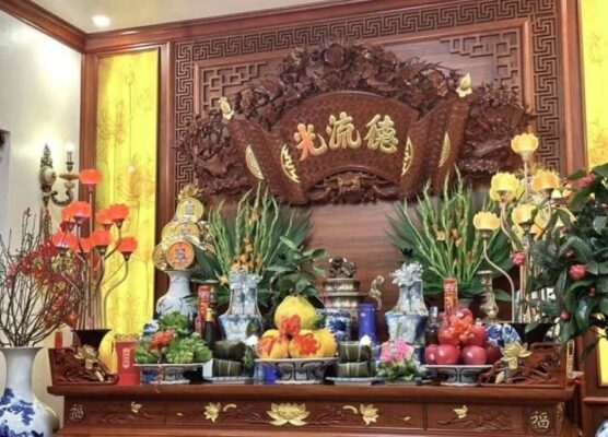 Dọn nhà đón Tết khu vực bàn thờ gia tiên theo phong thủy là phải sử dụng nước lau tự nhiên và lau với lòng thành kính, tận tâm