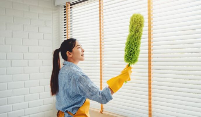 Khu vực cửa cần được vệ sinh kỹ càng vì nó bám nhiều bụi khi dọn nhà đón Tết