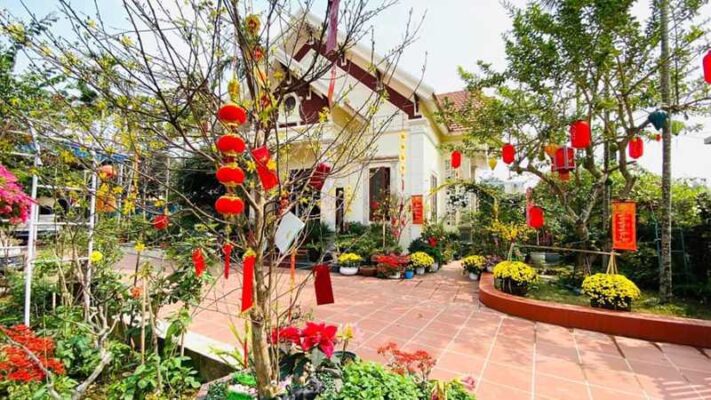 Trang trí nhà đón Tết ở góc sân và cửa ra vào giúp hút vượng khí tốt