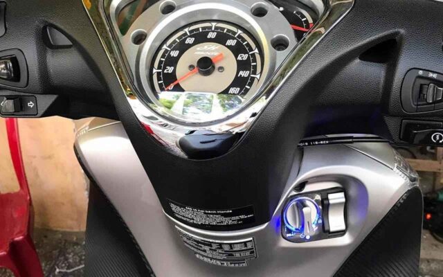 Cần phải xử lý các khe hở xung quanh ổ khóa smartkey của xe máy để phòng tránh bị kẹt khóa vặn không được 