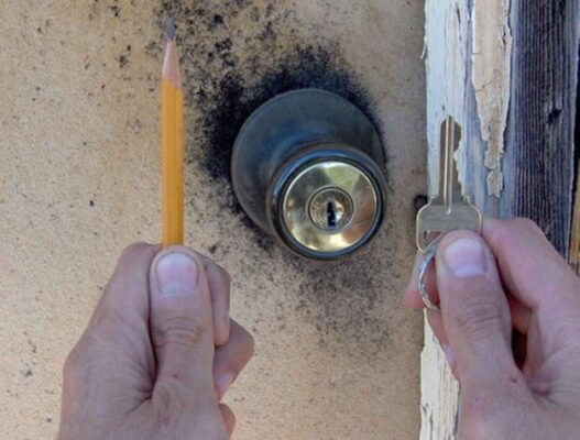 Dùng bột than chì để xử lý ổ khóa xe máy bị kẹt là cách làm phổ biến của nhiều người 