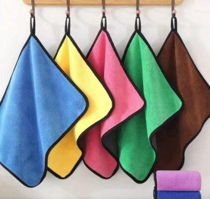 Dùng khăn microfiber để lau chùi sau khi đã xịt dung dịch tẩy nhựa đường lên xe 