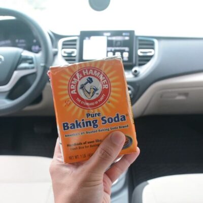Khử mùi ẩm mốc trên xe ô tô bằng baking soda cũng là một cách mà mọi người hay dùng 