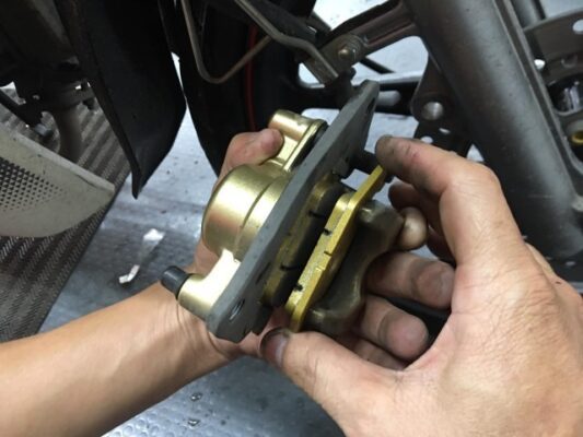 Kiểm tra độ mòn phanh đĩa xe máy thường xuyên để biết nguyên nhân phanh bị kêu 