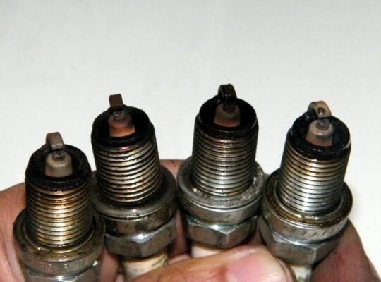 Kiểm tra màu của bugi để biết nguyên nhân xe máy bị ì 