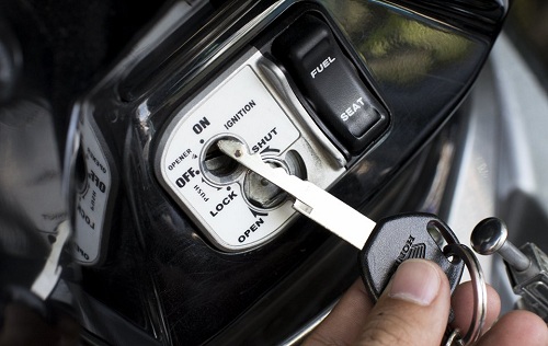 Ổ khóa xe máy bị kẹt xuất phát từ việc bị rỉ sét do nước mưa và bụi bẩn là chủ yếu 