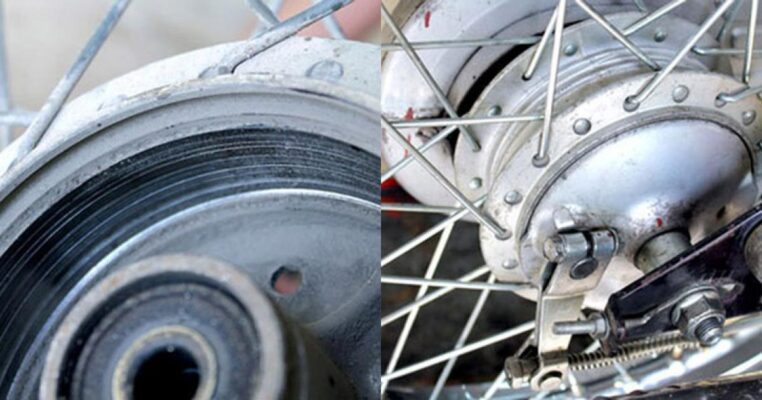 Phanh xe máy bám bụi và rỉ sét dẫn đến bị kêu két két 